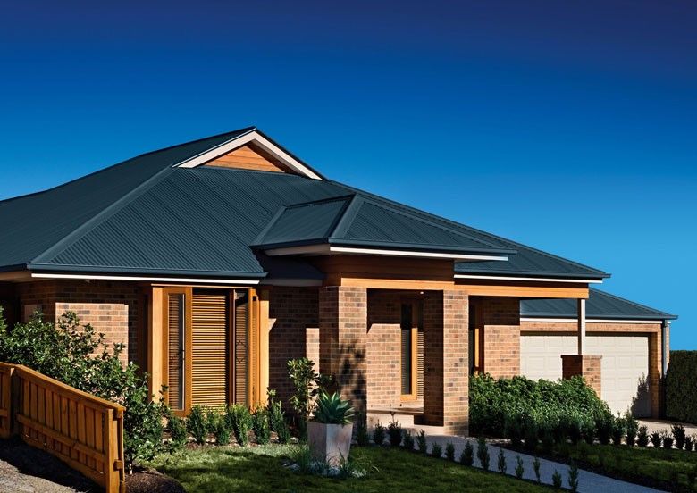 Крыльцо одноэтажного дома с вальмовой крышей фото