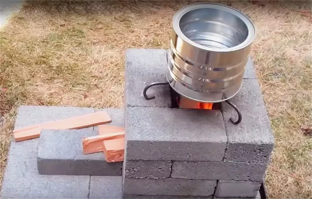 Простейшая печь своими руками. Печь ракета 20 кирпичей. Rocket Stove из кирпича. Мини печь из кирпича для дачи. Походная печь из кирпича.