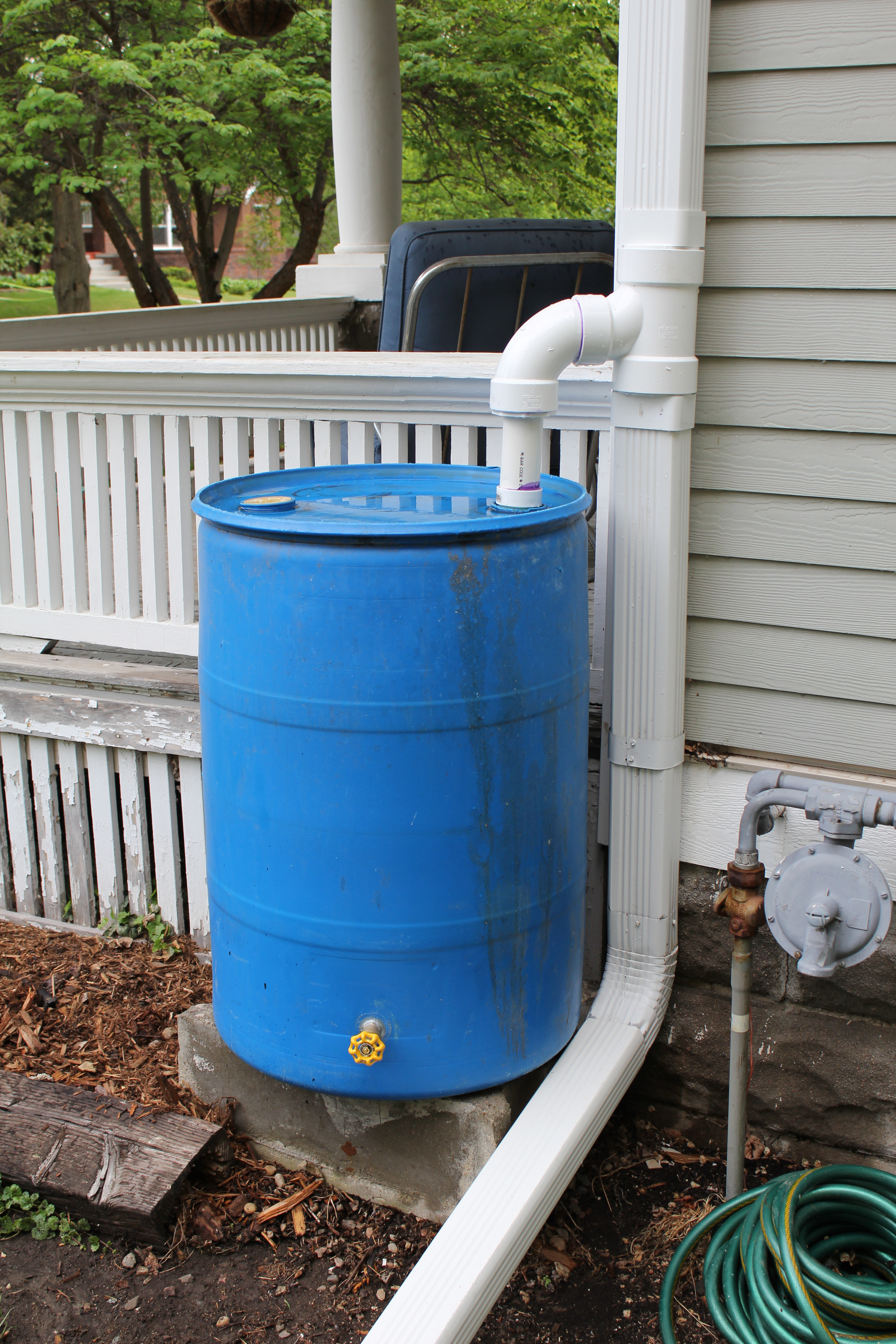 Фильтры воды полива. Дождевая бочка Rain Barrel. Система сбора дождевой воды с крыши для полива. Система сбора дождевой воды воды. Емкость для сбора дождевой воды.