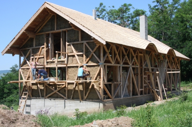 Строительство экологичного дома из сухой травы