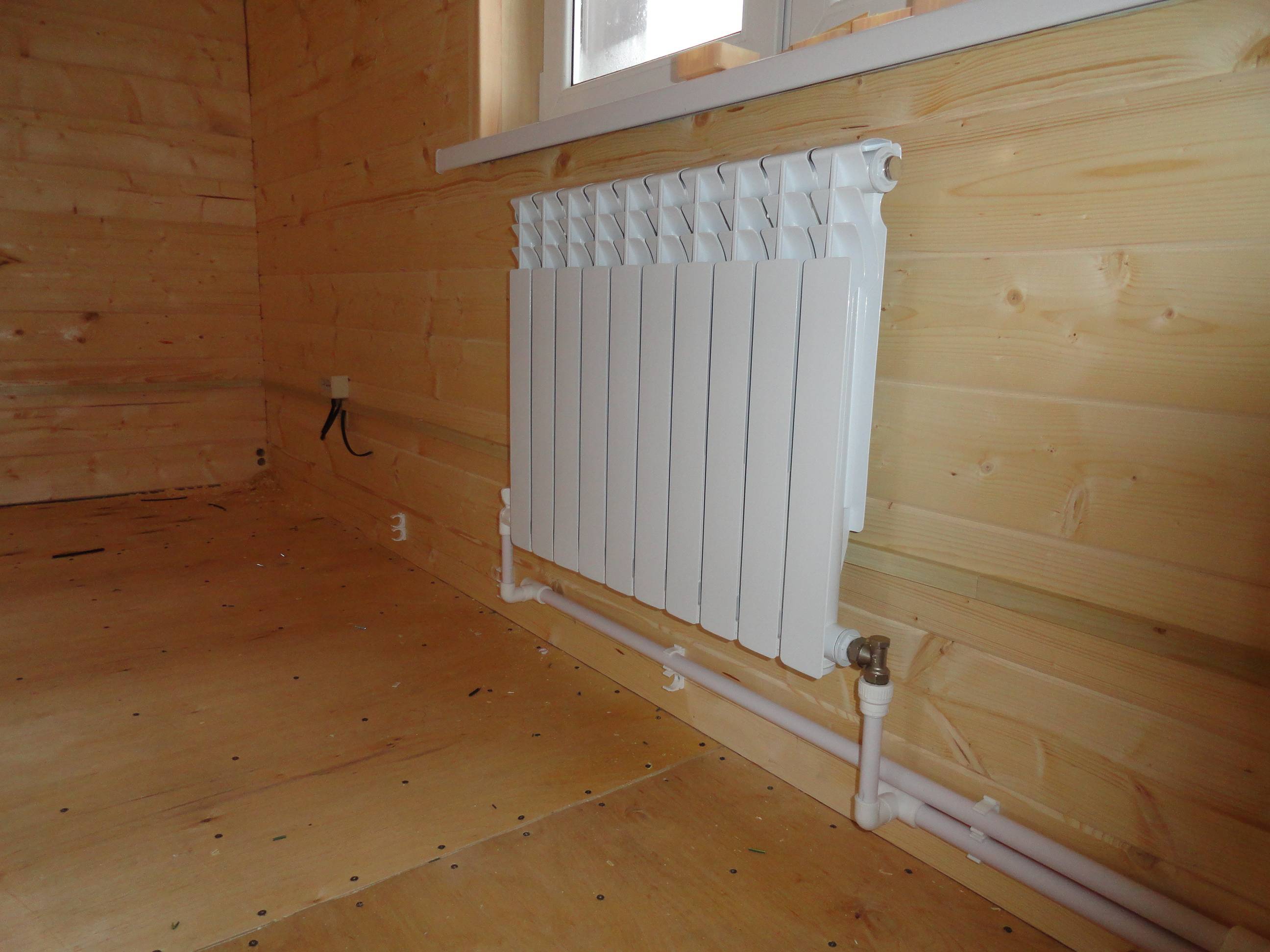 Отопительные трубы в доме. Отопление в деревянном доме. Трубы отопления в деревянном доме. Радиаторы в деревянном доме. Отопление в частном доме.