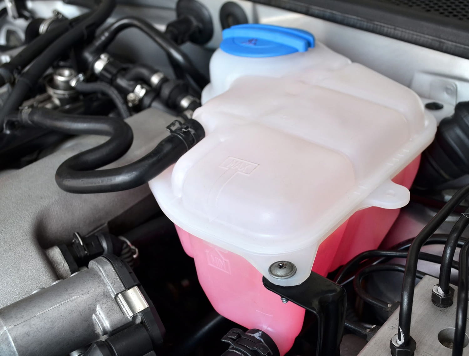 Ford focus coolant reservoir. Жидкость которая охлаждает двигатель. Антифриз toyota prius 30. Охлаждающая жидкость. Антифриз для prius 30.