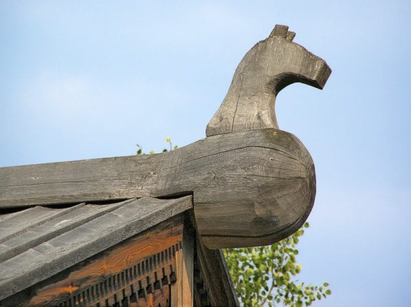 Конёк на крыше деревянного дома