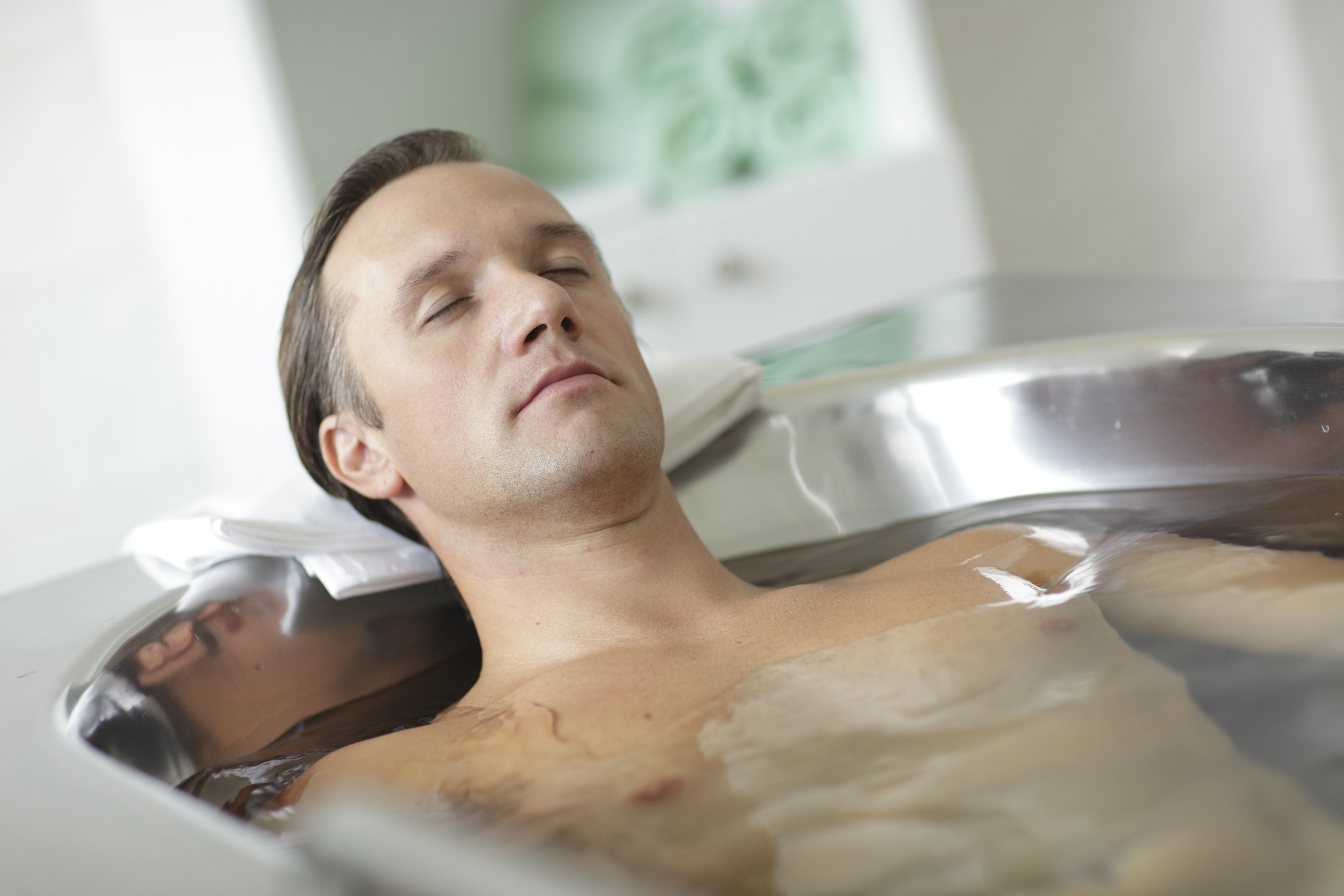 Мужчина принимает ванну. Радонотерапия Радон. Радоновые ванны. Азотная ванна лечебный. Радоновые ванны для мужчин.